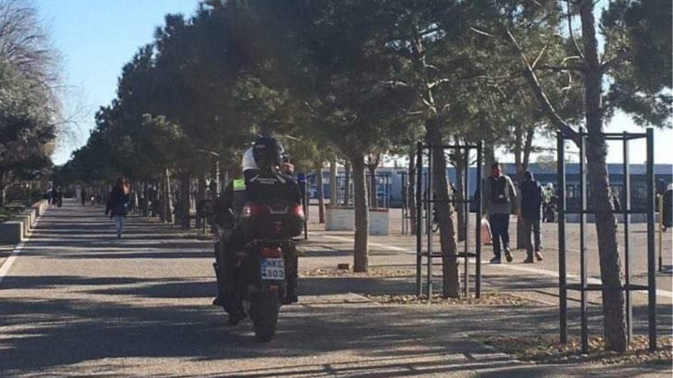 Αστυνομικοί διώχνουν πολίτες που βολτάρουν… χαλαρά στην παραλία - Φωτογραφία 1