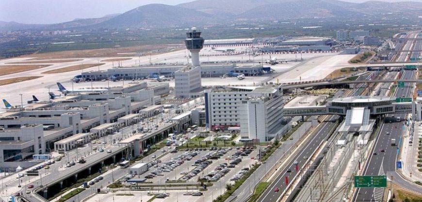 Sixty Brits stranded at Athens Airport after plane was refused landing in Saudi Arabia - Φωτογραφία 1