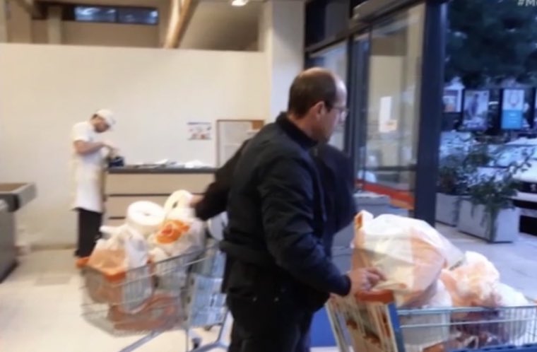 Σάλος με τον Ευρωβουλευτή του ΣΥΡΙΖΑ Δημήτρη Παπαδημούλη, τα 3 καρότσια ψώνια και τον αστυνομικό συνοδό να τα σπρώχνει (ΦΩΤΟ) - Φωτογραφία 2