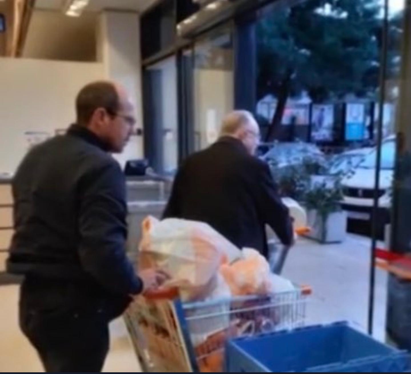 Σάλος με τον Ευρωβουλευτή του ΣΥΡΙΖΑ Δημήτρη Παπαδημούλη, τα 3 καρότσια ψώνια και τον αστυνομικό συνοδό να τα σπρώχνει (ΦΩΤΟ) - Φωτογραφία 4
