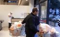 Σάλος με τον Ευρωβουλευτή του ΣΥΡΙΖΑ Δημήτρη Παπαδημούλη, τα 3 καρότσια ψώνια και τον αστυνομικό συνοδό να τα σπρώχνει (ΦΩΤΟ) - Φωτογραφία 2