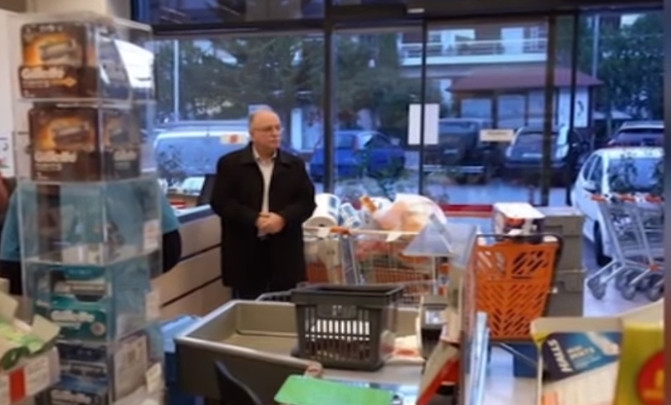 Απίστευτος ο Παπαδημούλης: Πήγε στο σούπερ μάρκετ και γέμισε τρία καρότσια πράγματα (video) - Φωτογραφία 1