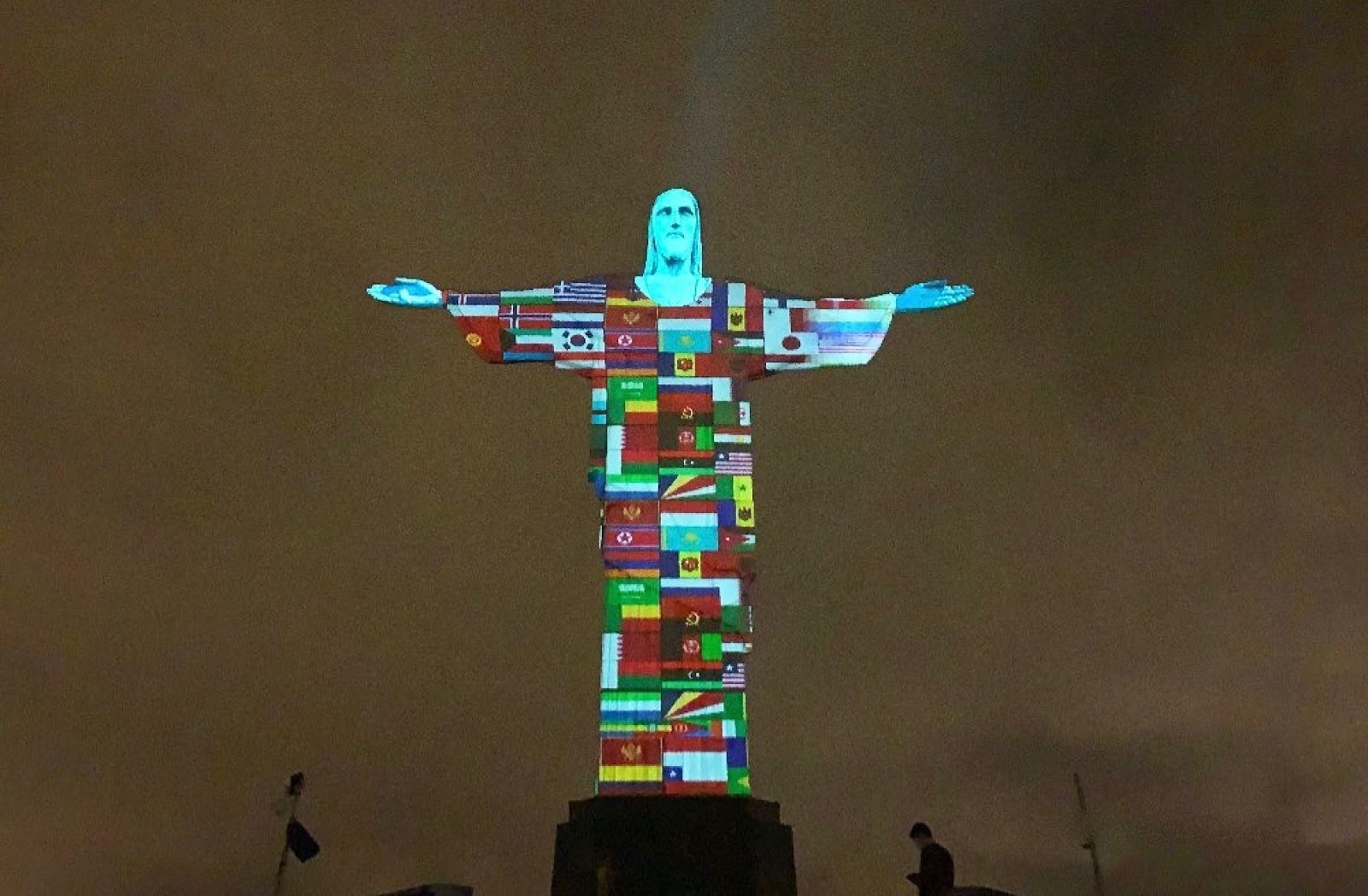 Βραζιλία: Το άγαλμα του Χριστού στο Ρίο φωτίστηκε με σημαίες χωρών που έχουν πληγεί από τον κορωνοϊό (video) - Φωτογραφία 1