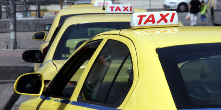 Απίστευτο! Ταξιτζής έκλεψε μάσκα και αντισηπτικά από πελάτη (video) - Φωτογραφία 1