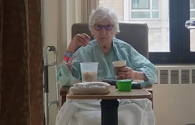 Τα κατάφερε 90χρονη γιαγιά και αναρρώνει από τον κοροναϊό και γίνεται viral - Φωτογραφία 1