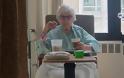 Τα κατάφερε 90χρονη γιαγιά και αναρρώνει από τον κοροναϊό και γίνεται viral