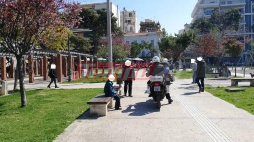 Αστυνομικοί απομακρύνουν ηλικιωμένους από πλατείες - Φωτογραφία 1