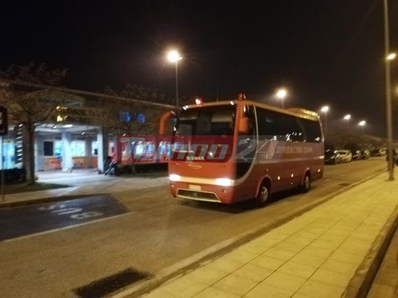 Πάτρα: Με λεωφορεία της Πυροσβεστικής η μεταφορά των ταξιδιωτών από Ιταλία-Αγρινιώτες ανάμεσά του;ς - Φωτογραφία 1