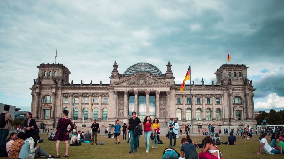 Γερμανία: Απαγορεύονται οι συναθροίσεις άνω των δύο ατόμων - Φωτογραφία 1