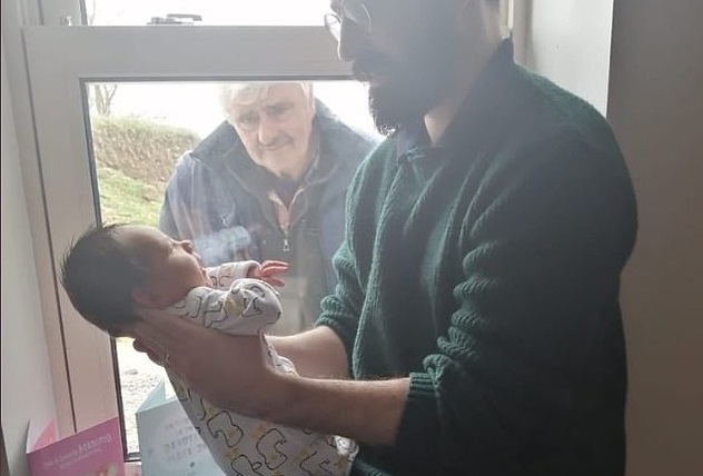 Κορωνοϊός -Ιρλανδία: Παππούς γνωρίζει το νεογέννητο εγγόνι του από το παράθυρο -Τρεις γενιές σε κοινωνική απόσταση - Φωτογραφία 1