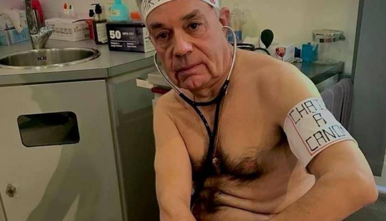 Γαλλία: Γιατρός πόζαρε γυμνός για να καταγγείλει την έλλειψη προστασίας - Φωτογραφία 2