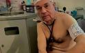 Γαλλία: Γιατρός πόζαρε γυμνός για να καταγγείλει την έλλειψη προστασίας - Φωτογραφία 2