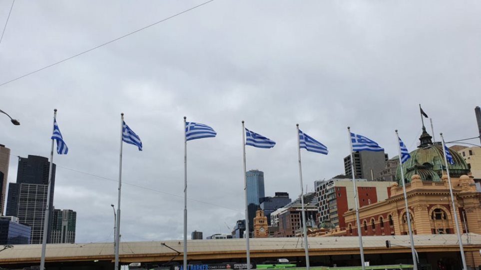 25η Μαρτίου: Ελληνικές σημαίες κυματίζουν στο κέντρο της Μελβούρνης - Φωτογραφία 1