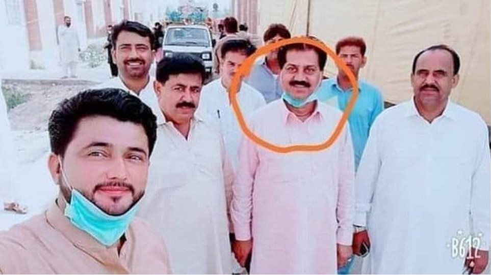 Πακιστάν: Έξι δημόσιοι υπάλληλοι έβγαλαν... selfie με ασθενή και τέθηκαν σε καραντίνα - Φωτογραφία 1
