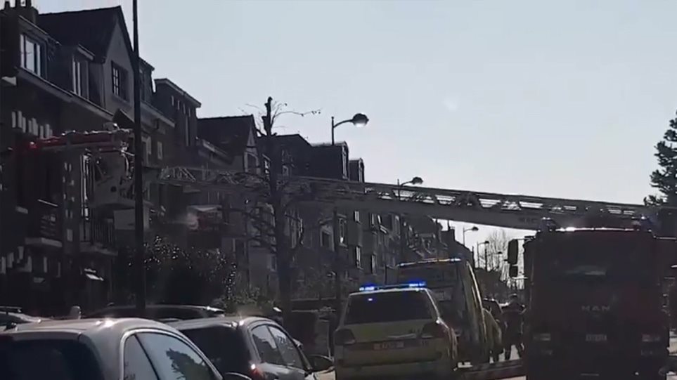 Βρυξέλλες: Έβγαλαν κρούσμα με... γερανό για να μην μολύνει το κτίριο - Φωτογραφία 1
