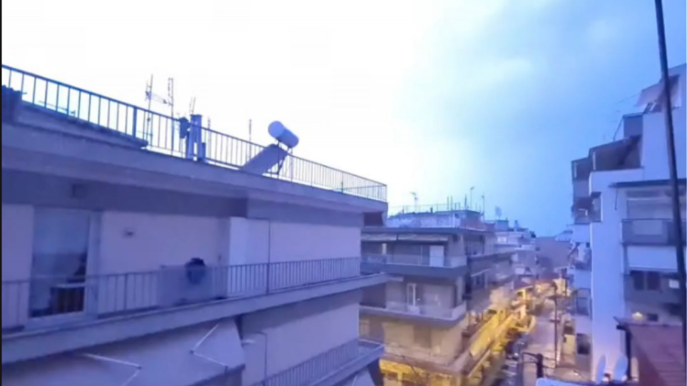 Κακοκαιρία στη Θεσσαλονίκη: Καταιγίδα με αστραπές και βροντές (βίντεο) - Φωτογραφία 1