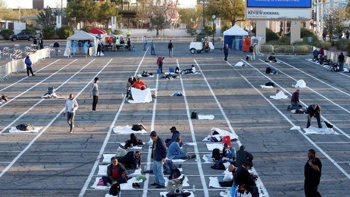 Κορονοϊός: Εικόνες ντροπής στο Λας Βέγκας -Βάζουν τους άστεγους σε θέσεις πάρκινγκ - Φωτογραφία 1