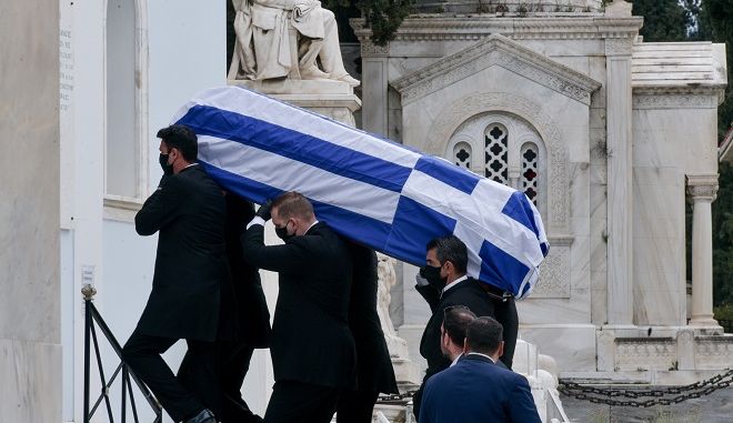 Μανώλης Γλέζος: Αποχαιρετισμός στον τελευταίο παρτιζάνο -Μεσίστια η σημαία στην Ακρόπολη - Φωτογραφία 1