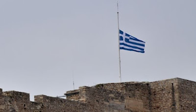 Μανώλης Γλέζος: Αποχαιρετισμός στον τελευταίο παρτιζάνο -Μεσίστια η σημαία στην Ακρόπολη - Φωτογραφία 4