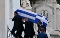 Μανώλης Γλέζος: Αποχαιρετισμός στον τελευταίο παρτιζάνο -Μεσίστια η σημαία στην Ακρόπολη