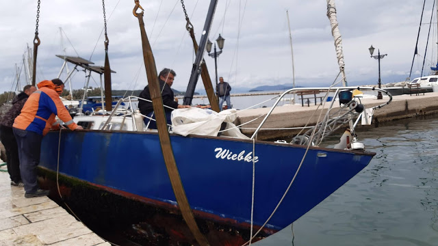 Επιχείρηση ανέλκυσης βυθισμένου σκάφους από το λιμάνι της ΒΟΝΙΤΣΑΣ, με πρωτοβουλία του Δημοτικού Λιμενικού Ταμείου! - Φωτογραφία 1