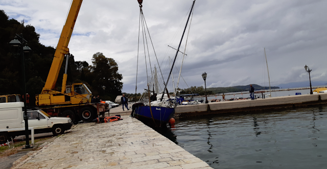 Επιχείρηση ανέλκυσης βυθισμένου σκάφους από το λιμάνι της ΒΟΝΙΤΣΑΣ, με πρωτοβουλία του Δημοτικού Λιμενικού Ταμείου! - Φωτογραφία 3