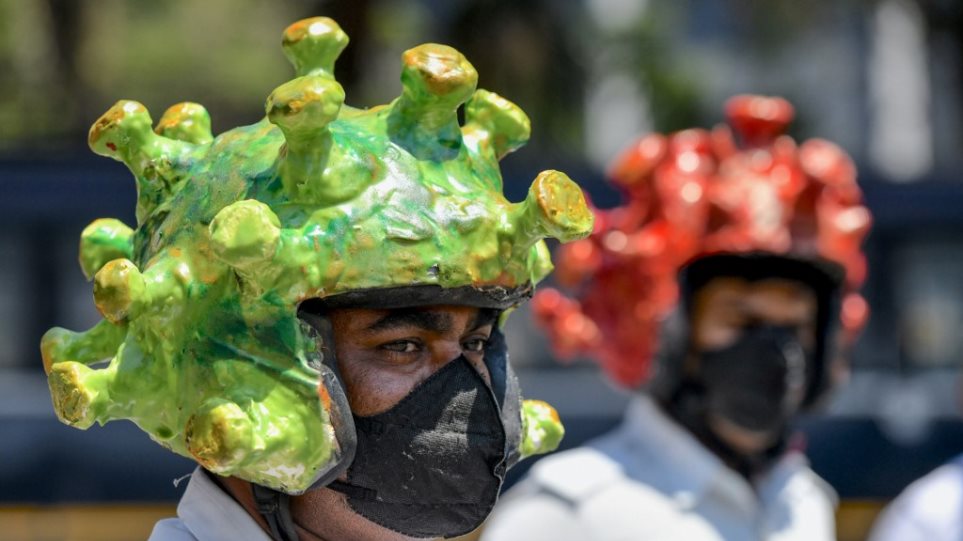 Αστυνομικοί στην Ινδία ντύνονται σαν τον ιό και επιβάλλουν την τήρηση της καραντίνας - Φωτογραφία 1