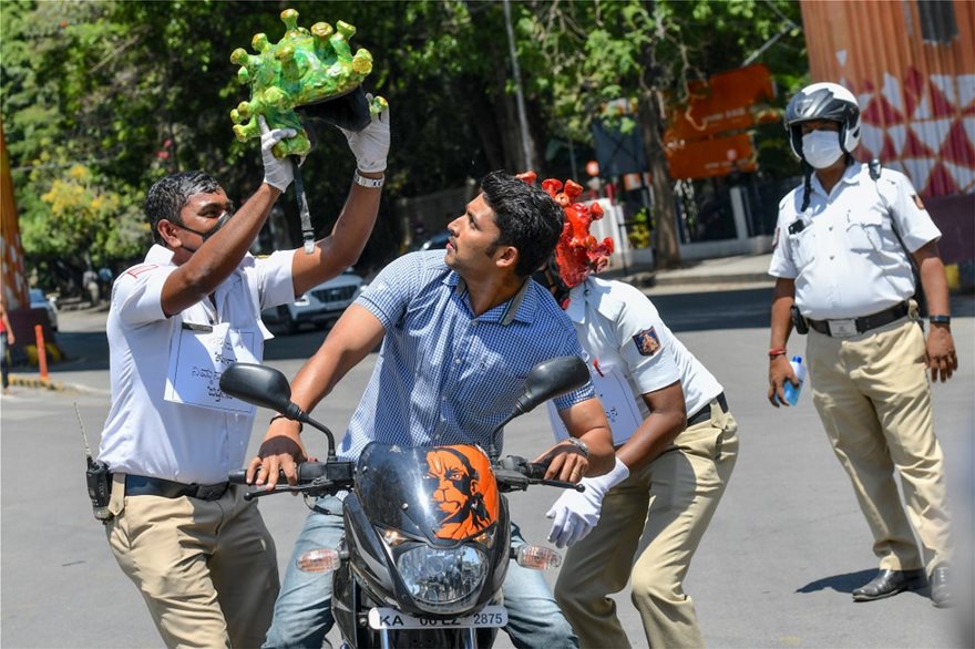 Αστυνομικοί στην Ινδία ντύνονται σαν τον ιό και επιβάλλουν την τήρηση της καραντίνας - Φωτογραφία 2