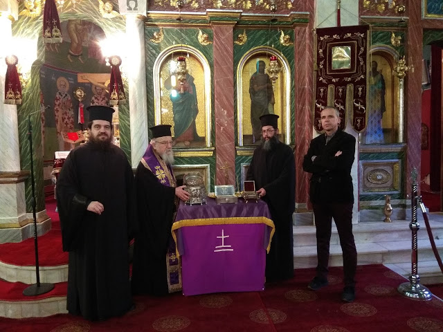 Σπάνιο εκκλησιαστικό γεγονός στην Αιτωλοακαρνανία: περιοδεία του Μητροπολίτη με λείψανα Αγίων για τον κορονοϊό - Φωτογραφία 4
