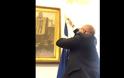 Ιταλία: Ο αντιπρόεδρος της βουλής κατέβασε τη σημαία της ΕΕ - Φωτογραφία 1