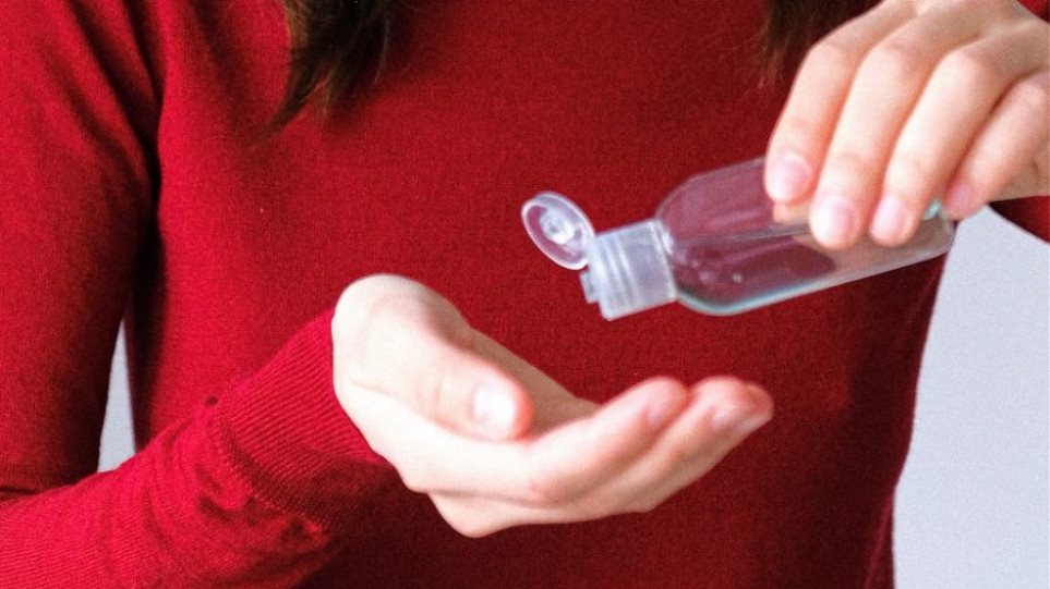 Γιατί πρέπει να χρησιμοποιείς αντισηπτικό gel και όχι σκέτο οινόπνευμα για την απολύμανση των χεριών; - Φωτογραφία 1