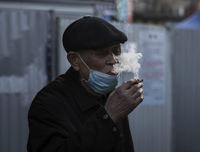 Τι ισχύει για τους καπνιστές, ατμιστές και τον κοροναϊό; Ποια η πιθανότητα να είναι βαριά νοσούντες; - Φωτογραφία 1