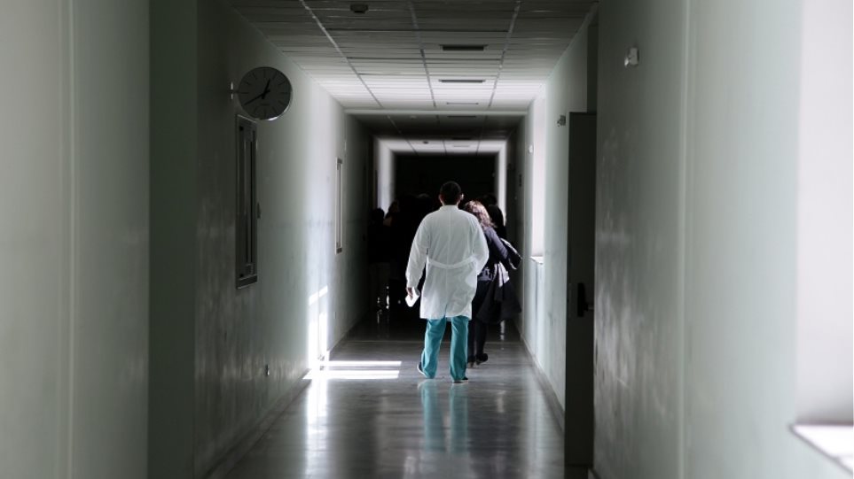 Κορωνοϊός: Προβληματισμός για τον θάνατο 52χρονου – «'Υπουλο νόσημα» λέει ο καθηγητής Γιαμαρέλλος - Φωτογραφία 1