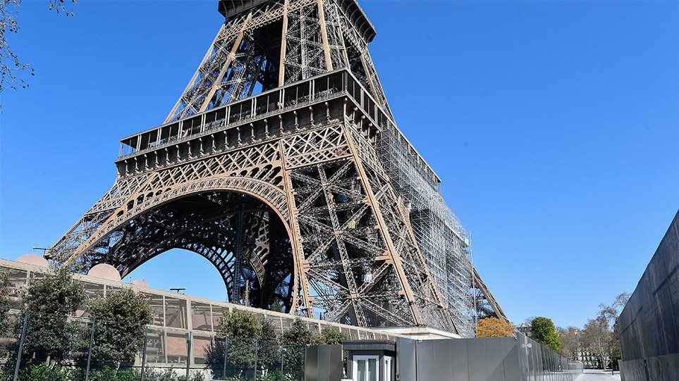 Γαλλία: Ο έρημος Πύργος του Άιφελ αντιστέκεται στην επιδημία - Φωτογραφία 1