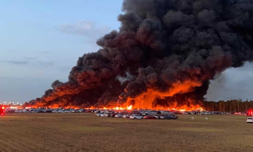 Πυρκαγιά καταστρέφει 3.500 αυτοκίνητα - Φωτογραφία 1
