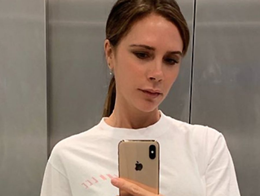 H Victoria Beckham μόλις έβαψε τα λευκά T-shirts της - Φωτογραφία 1