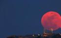 Ροζ πανσέληνος: Υπερθέαμα με τη μεγαλύτερη σελήνη του 2020 στον αποψινό ουρανό ΒΙΝΤΕΟ