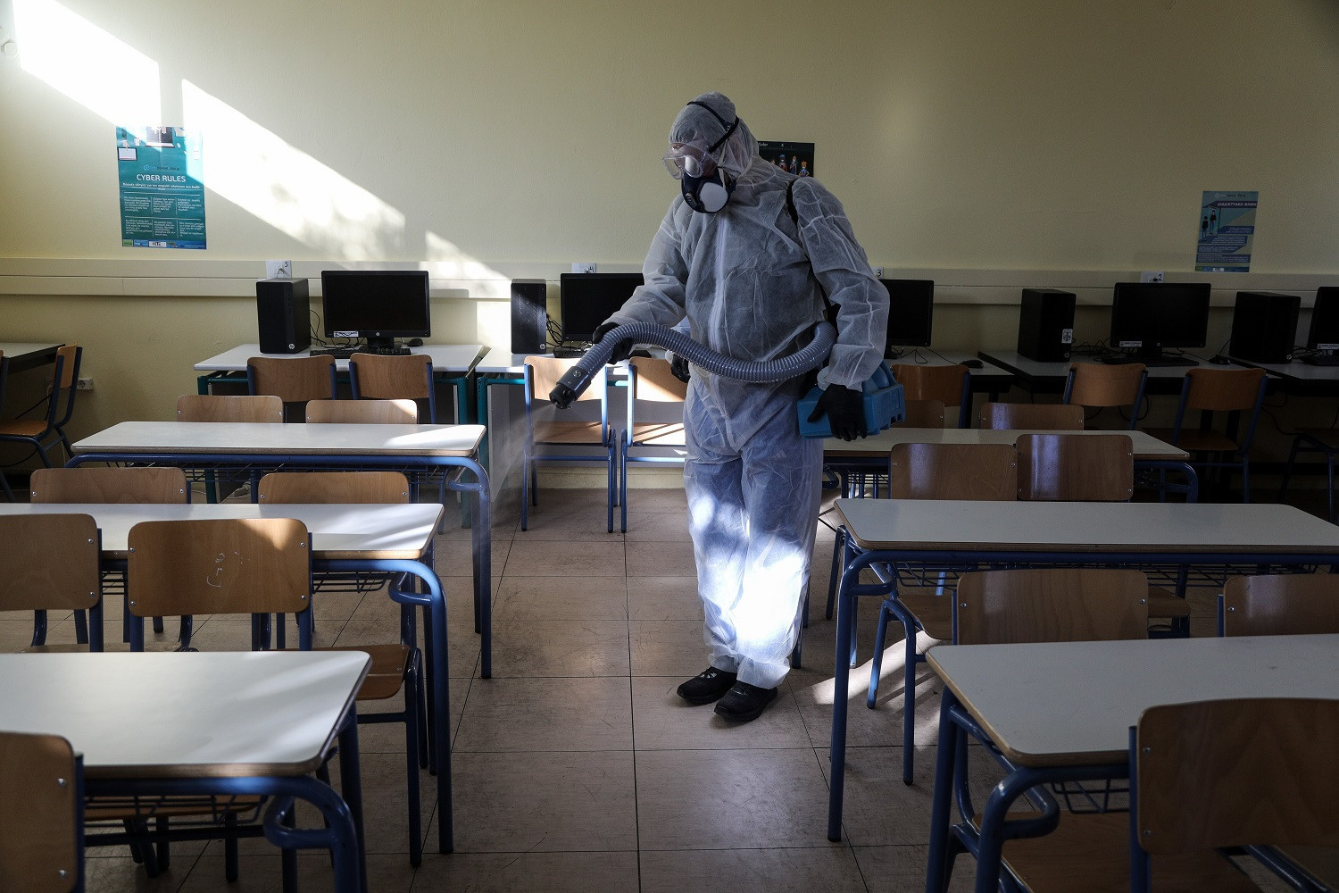 Εξετάζεται το ενδεχόμενο να παραμείνουν κλειστά τα σχολεία - Τι θα γίνει με τις Πανελλήνιες - Φωτογραφία 1