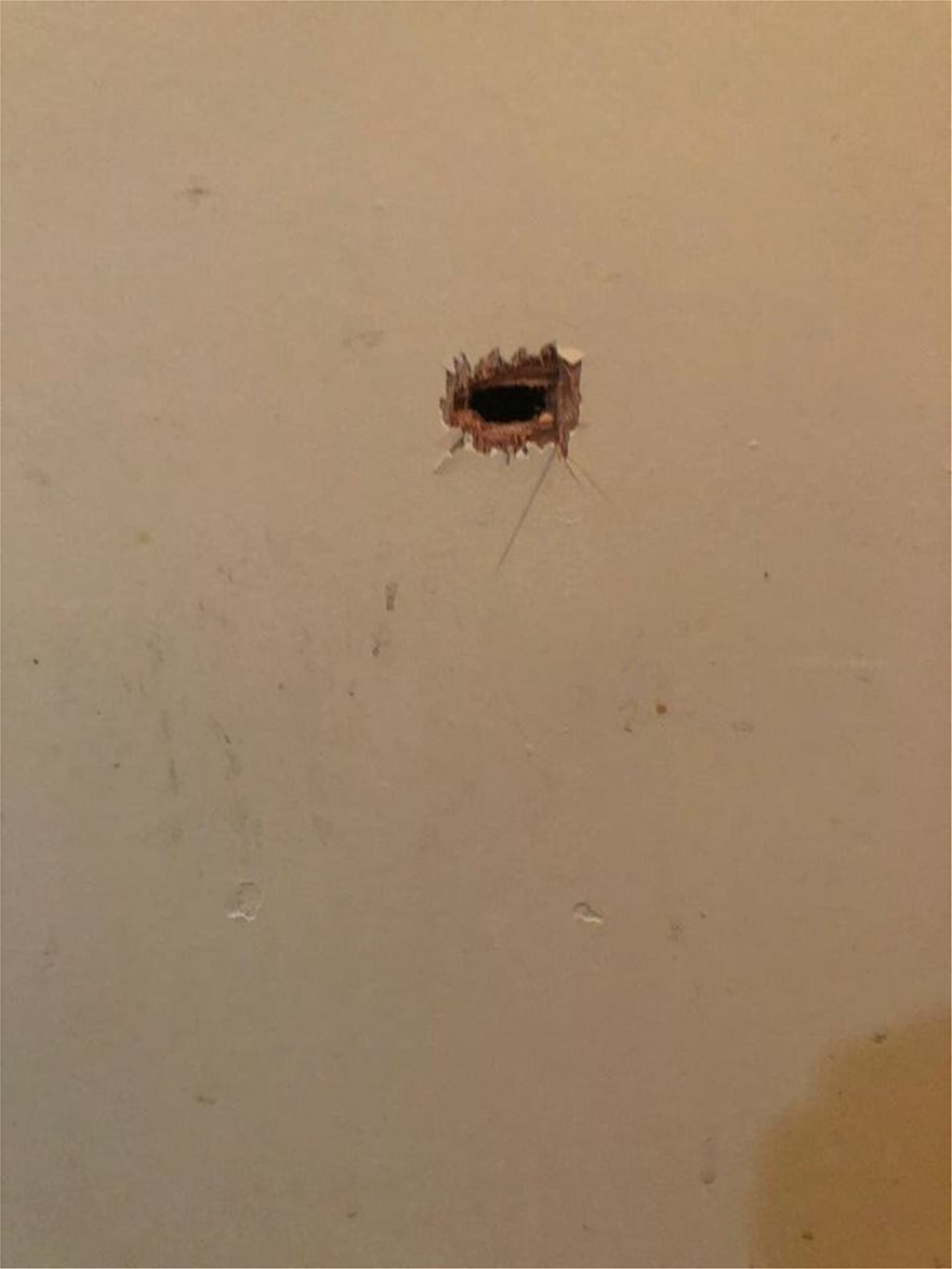 Αθήνα: Ένοπλος ταμπουρώθηκε σε διαμέρισμα - Φωτογραφία 4