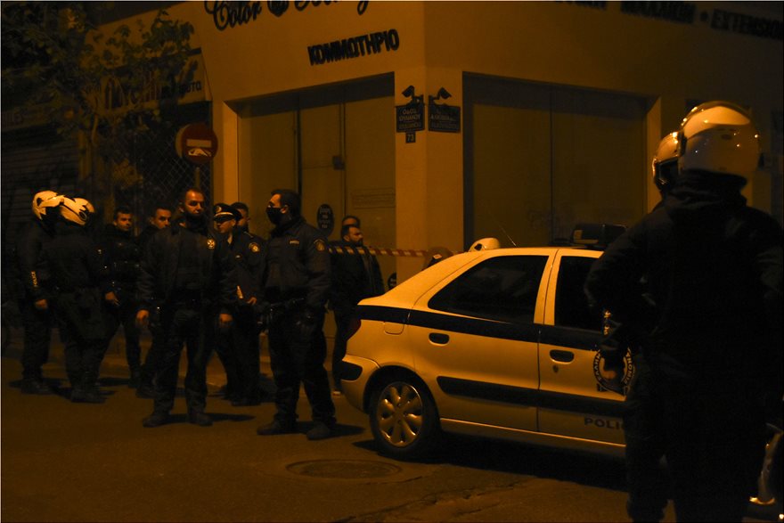Αθήνα: Ένοπλος ταμπουρώθηκε σε διαμέρισμα - Φωτογραφία 7