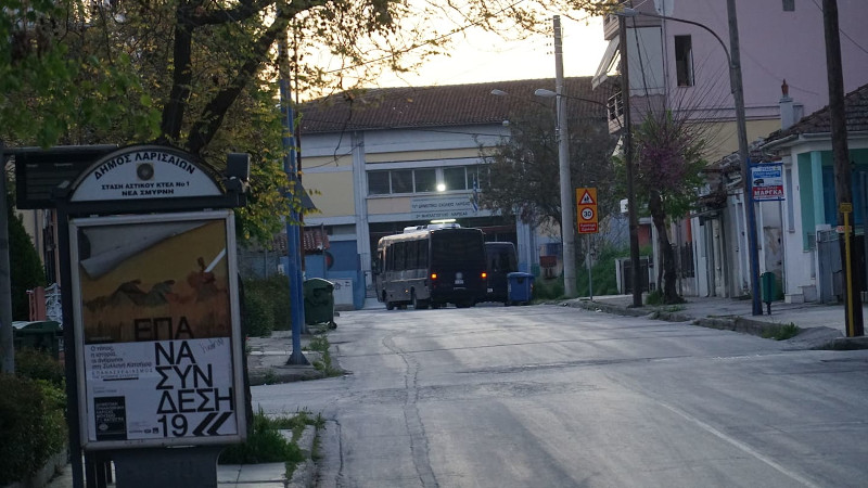 Κορωνοϊός: Αποκλεισμένος ο οικισμός Ρομά στη Λάρισα -Μπλόκα της αστυνομίας - Φωτογραφία 4