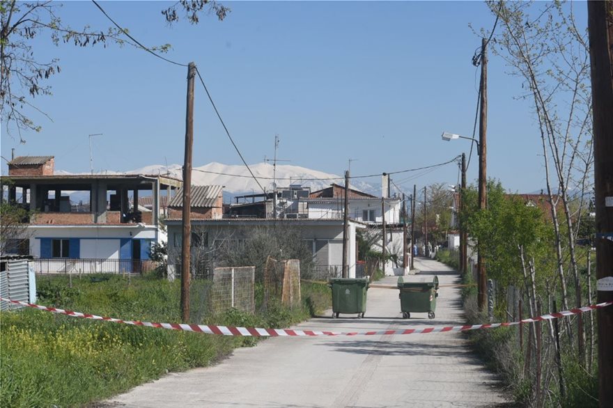 Λάρισα: Ξεκίνησαν τα μαζικά τεστ στον οικισμό των Ρομά - Φωτογραφία 5