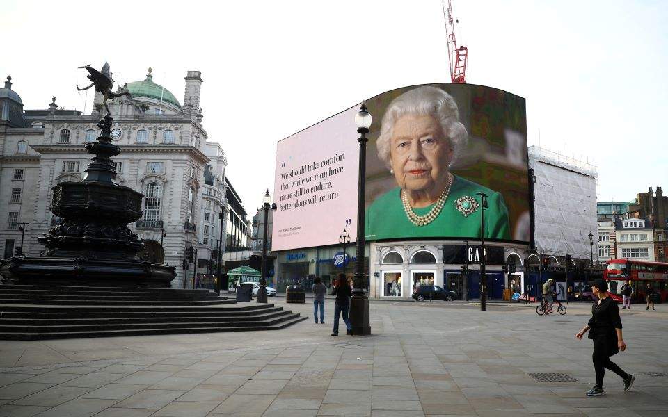 «Το Πάσχα δεν ακυρώνεται» λέει η βασίλισσα Ελισάβετ - Φωτογραφία 1