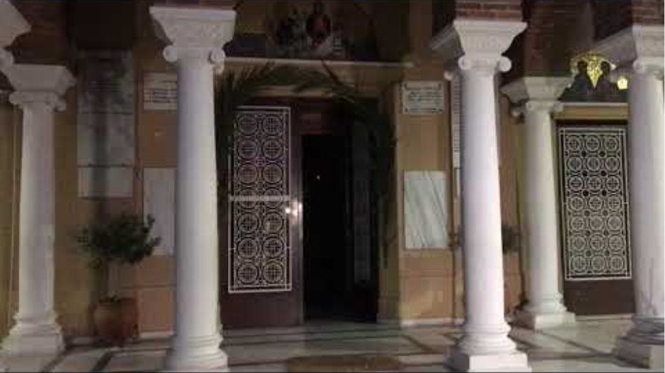 Κουκάκι: Ακόμα και μέσα στο ναό έψαξε η αστυνομία τον ιερέα -Βίντεο - Φωτογραφία 2