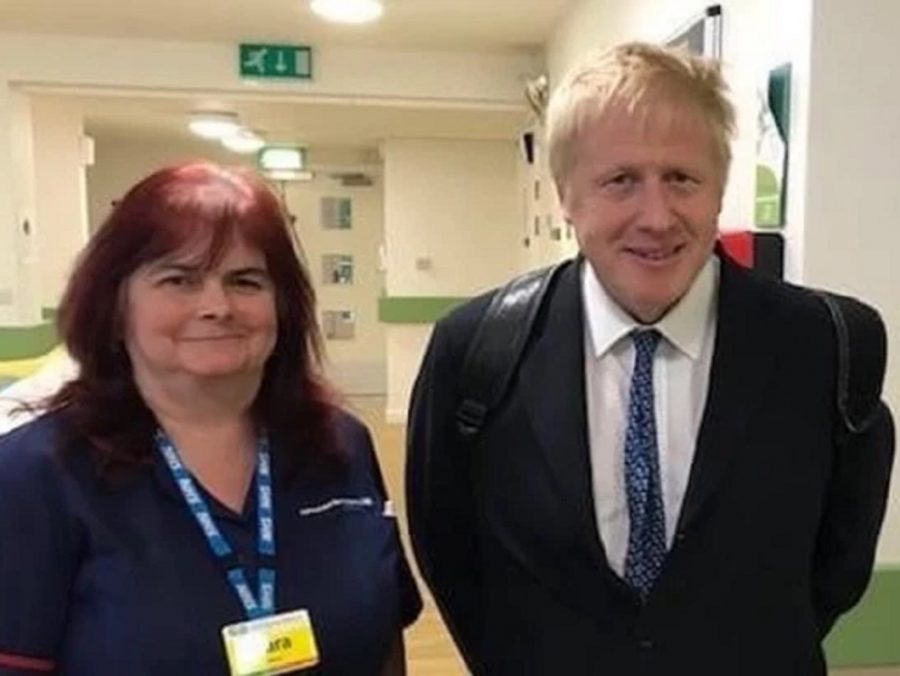 Η Βρετανίδα νοσοκόμα που είχε φωτογραφηθεί με τον Boris Johnson πέθανε από κορωνοϊό - Φωτογραφία 1
