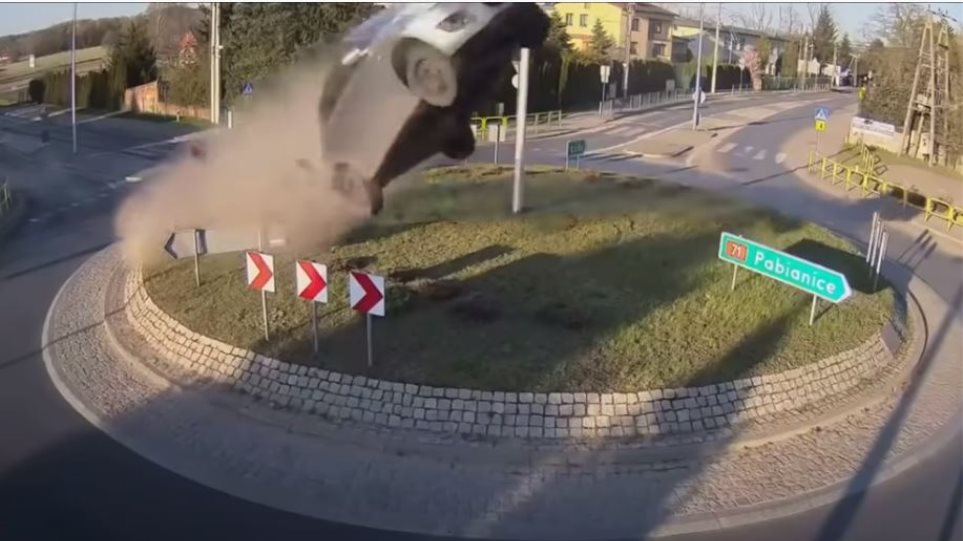 Βίντεο: Αυτοκίνητο «εκτοξεύεται» αφού έπεσε αφρενάριστο σε πλατεία - Φωτογραφία 1