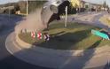 Βίντεο: Αυτοκίνητο «εκτοξεύεται» αφού έπεσε αφρενάριστο σε πλατεία