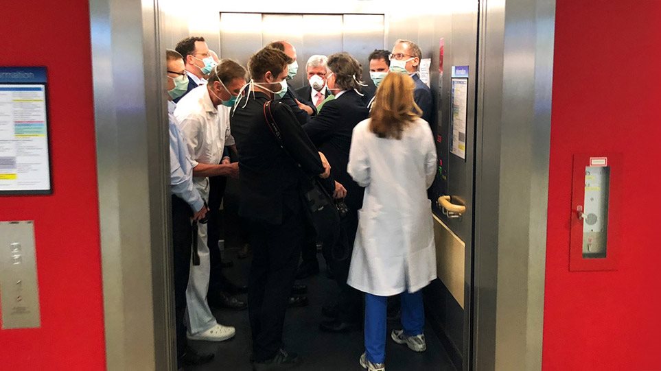 Ο υπουργός Υγείας μπήκε σε ασανσέρ με άλλους… 13 πολιτικούς! - Φωτογραφία 1