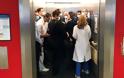 Ο υπουργός Υγείας μπήκε σε ασανσέρ με άλλους… 13 πολιτικούς!