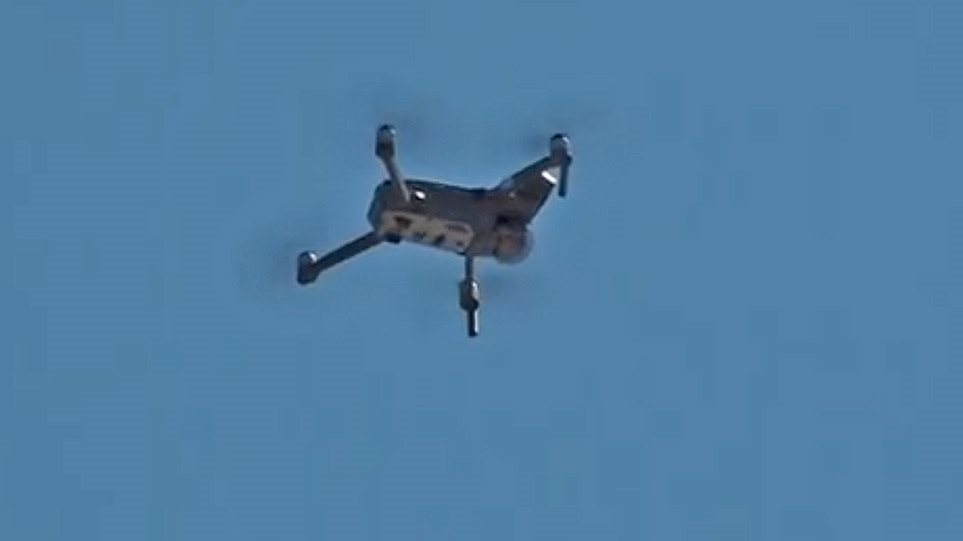 Χαλκιδική: Drone με μεγάφωνο διώχνει τους δημότες από την παραλία ΒΙΝΤΕΟ - Φωτογραφία 1
